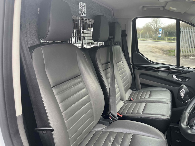 Ford 320 EcoBlue Titanium Minibus 2.0 Automatic Diesel Minibus Automatic Diesel Minibus Automatic Diesel