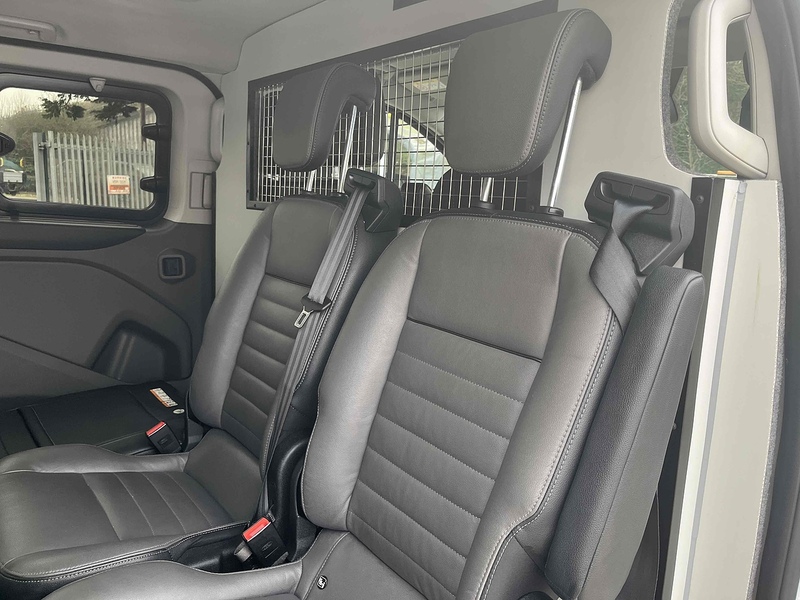 Ford 320 EcoBlue Titanium Minibus 2.0 Automatic Diesel Minibus Automatic Diesel Minibus Automatic Diesel