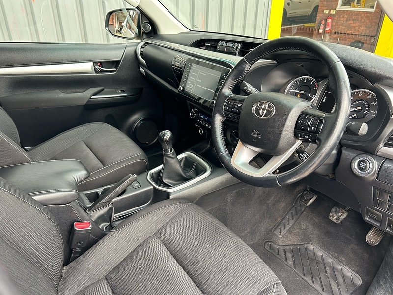 Toyota D-4D Invincible Pickup 2.4 Manual Diesel Pickup Manual Diesel