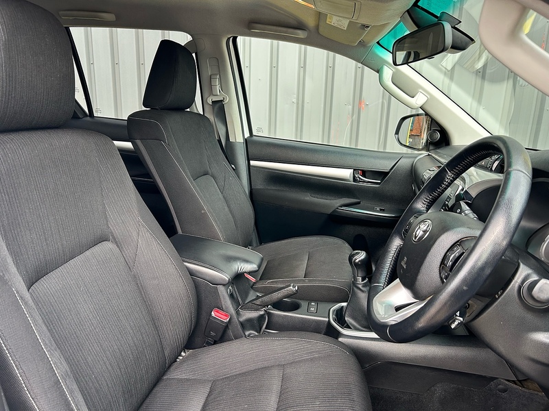 Toyota D-4D Invincible Pickup 2.4 Manual Diesel Pickup Manual Diesel