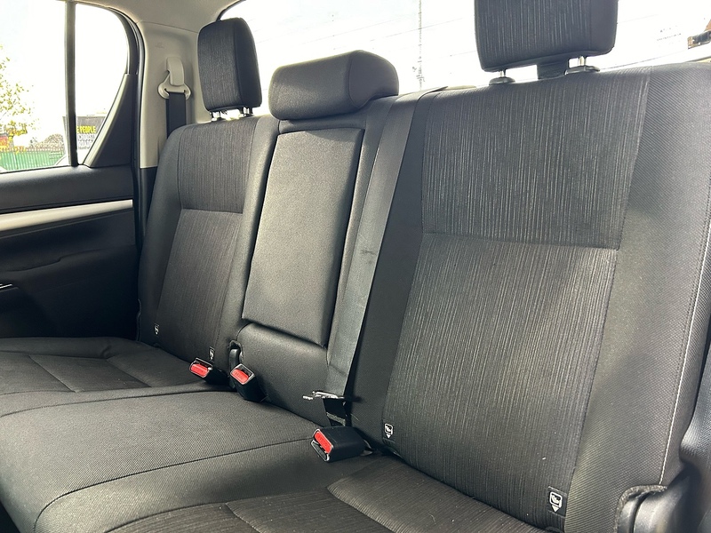 Toyota D-4D Invincible Pickup 2.4 Manual Diesel Pickup Manual Diesel