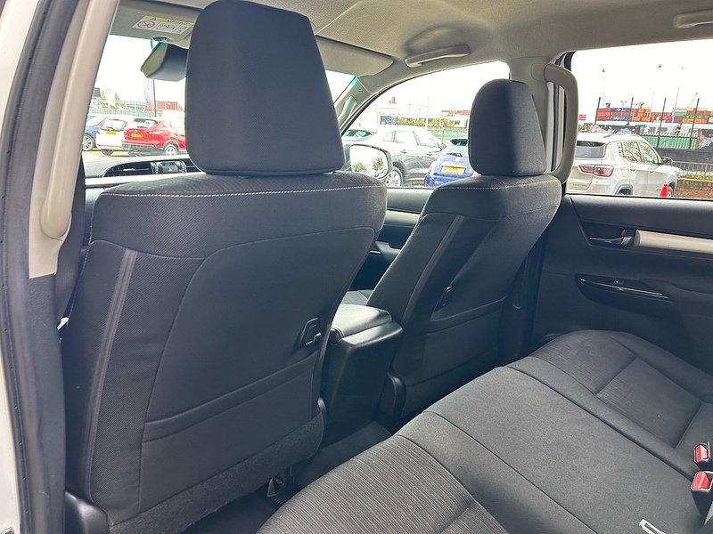 Toyota D-4D Invincible Pickup 2.4 Manual Diesel Pickup Manual Diesel