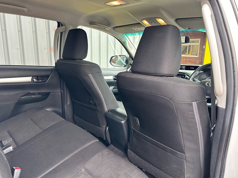 Toyota D-4D Invincible Pickup 2.4 Manual Diesel Pickup Manual Diesel