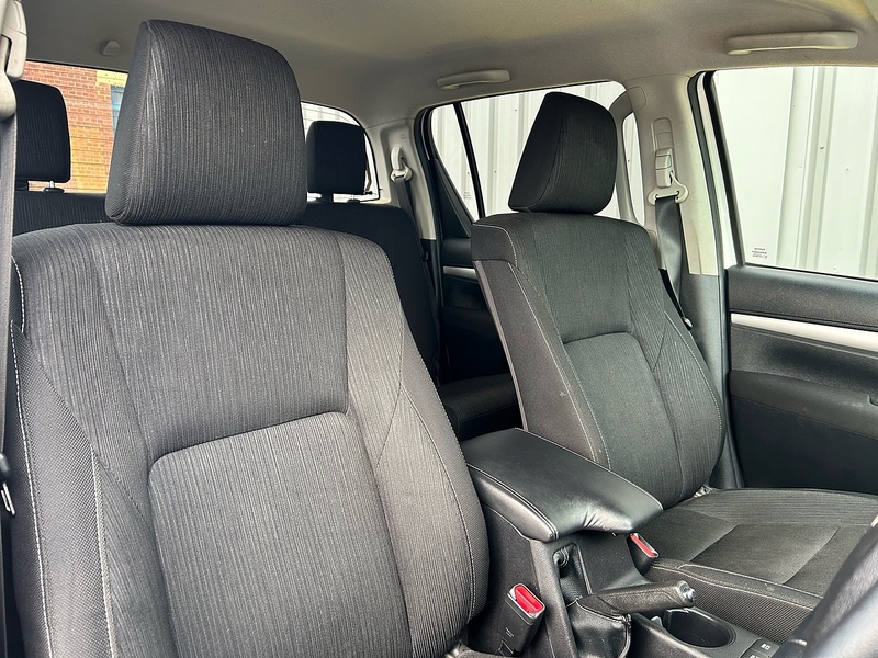 Toyota D-4D Invincible Pickup 2.4 Manual Diesel Pickup Manual Diesel