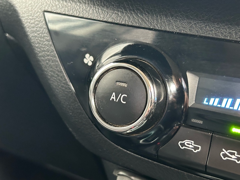 Toyota D-4D Invincible Pickup 2.4 Manual Diesel Pickup Manual Diesel