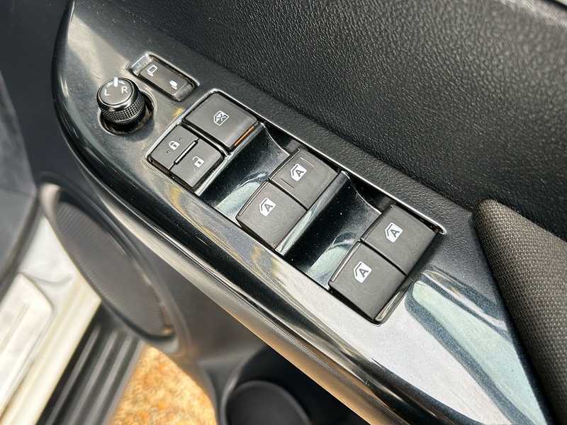 Toyota D-4D Invincible Pickup 2.4 Manual Diesel Pickup Manual Diesel