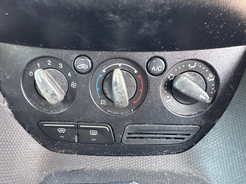 Ford 1.5 TDCi 200 Panel Van 5dr Diesel Manual L1 H1 (120 g/km, 74 bhp)