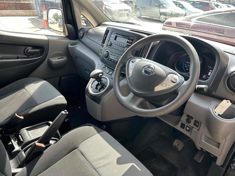 Nissan 40kWh Acenta Combi Van Double Cab 5dr Electric Auto (5 Seat, Quick Charge) (109 ps)