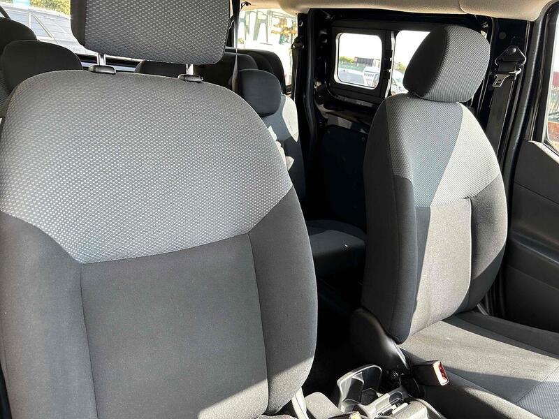 Nissan 40kWh Acenta Combi Van Double Cab 5dr Electric Auto (5 Seat, Quick Charge) (109 ps)