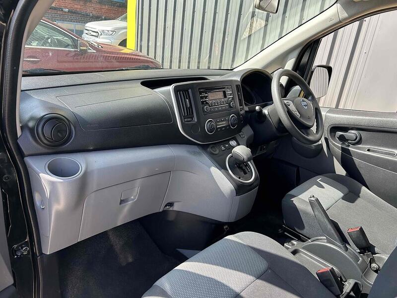 Nissan 40kWh Acenta Combi Van Double Cab 5dr Electric Auto (5 Seat, Quick Charge) (109 ps)