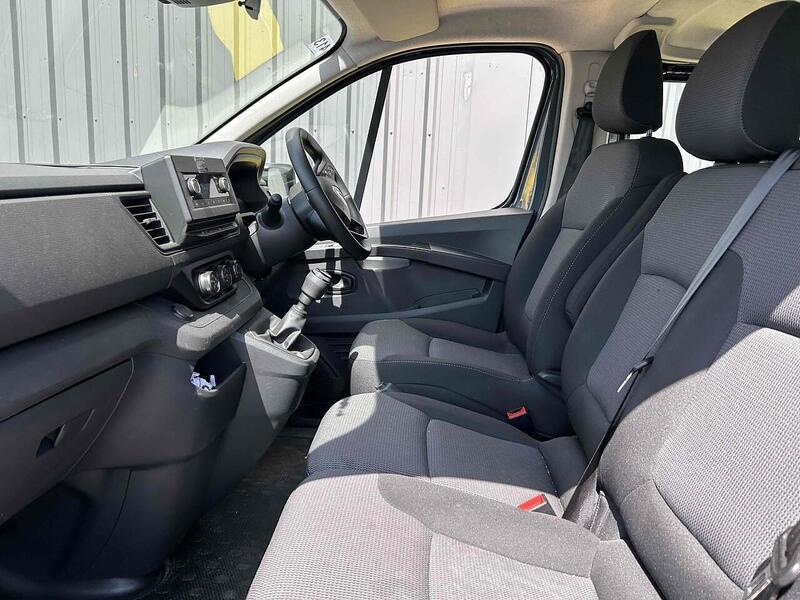 Renault 2.0 dCi SL28 Business Minibus Double Cab 5dr Diesel Manual L1 H1 Euro 6 (s/s) (9 Seat) (150 ps)