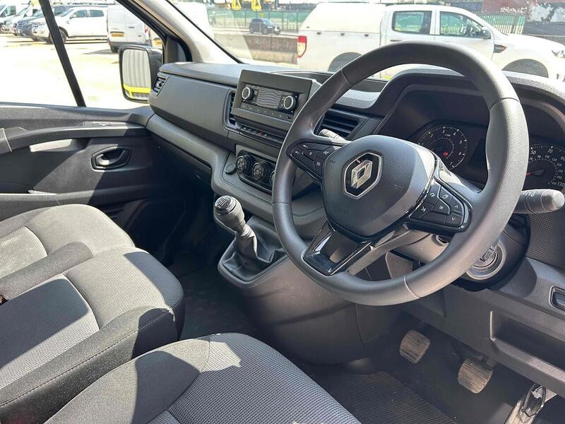 Renault 2.0 dCi SL28 Business Minibus Double Cab 5dr Diesel Manual L1 H1 Euro 6 (s/s) (9 Seat) (150 ps)