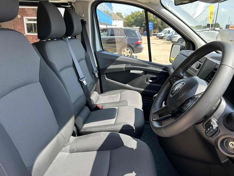 Renault 2.0 dCi SL28 Business Minibus Double Cab 5dr Diesel Manual L1 H1 Euro 6 (s/s) (9 Seat) (150 ps)