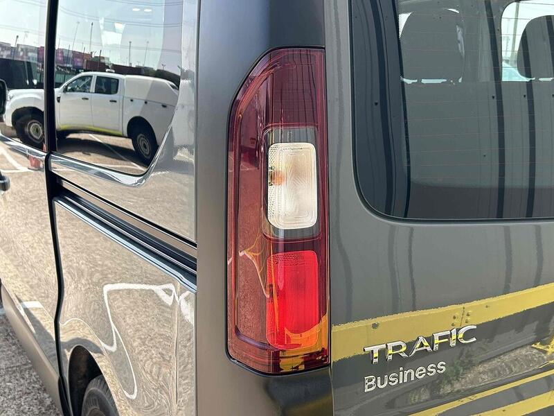 Renault 2.0 dCi SL28 Business Minibus Double Cab 5dr Diesel Manual L1 H1 Euro 6 (s/s) (9 Seat) (150 ps)