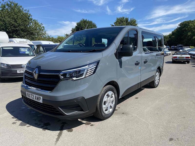 Renault 2.0 dCi SL28 Business Minibus Double Cab 5dr Diesel Manual L1 H1 Euro 6 (s/s) (9 Seat) (150 ps)