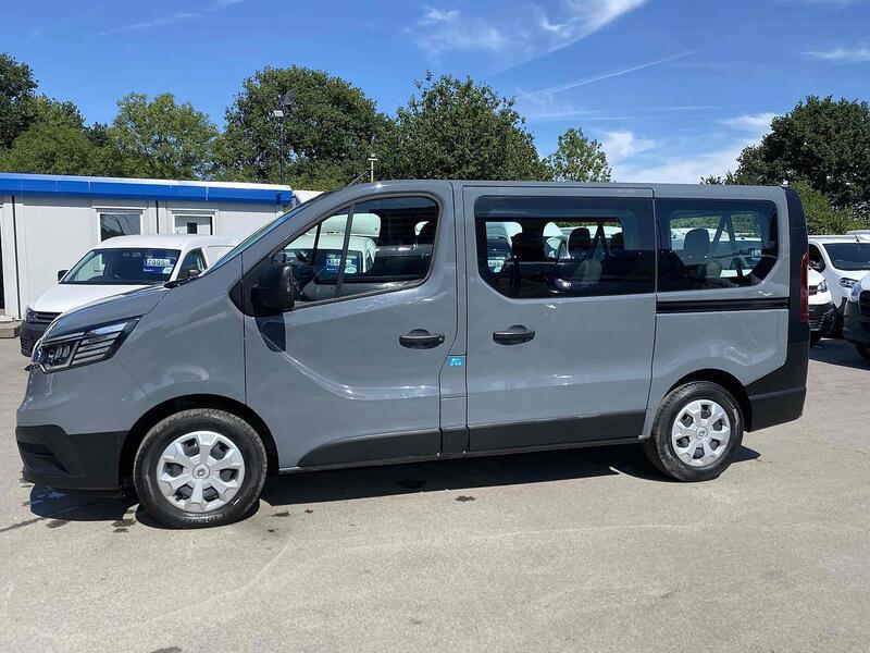 Renault 2.0 dCi SL28 Business Minibus Double Cab 5dr Diesel Manual L1 H1 Euro 6 (s/s) (9 Seat) (150 ps)