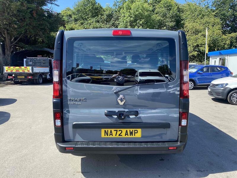 Renault 2.0 dCi SL28 Business Minibus Double Cab 5dr Diesel Manual L1 H1 Euro 6 (s/s) (9 Seat) (150 ps)