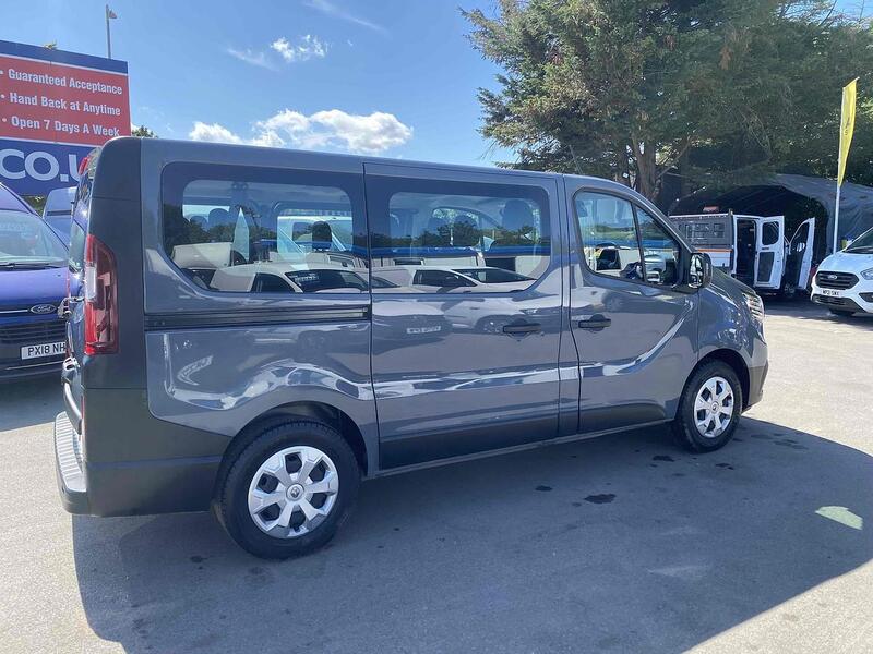 Renault 2.0 dCi SL28 Business Minibus Double Cab 5dr Diesel Manual L1 H1 Euro 6 (s/s) (9 Seat) (150 ps)