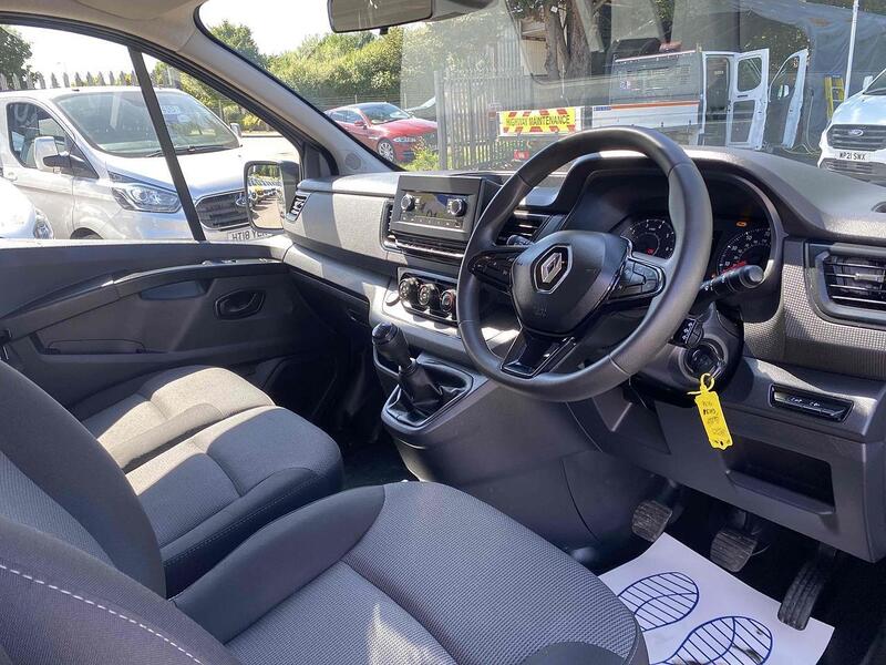 Renault 2.0 dCi SL28 Business Minibus Double Cab 5dr Diesel Manual L1 H1 Euro 6 (s/s) (9 Seat) (150 ps)