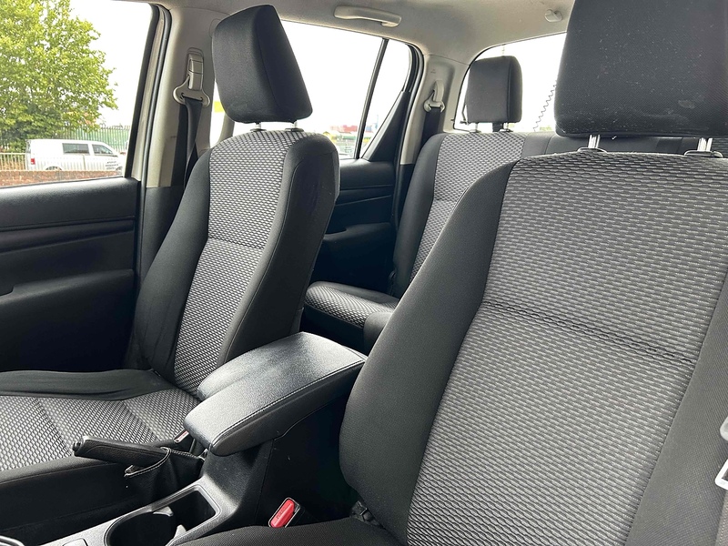 Toyota D-4D Active Pickup 2.4 Manual Diesel