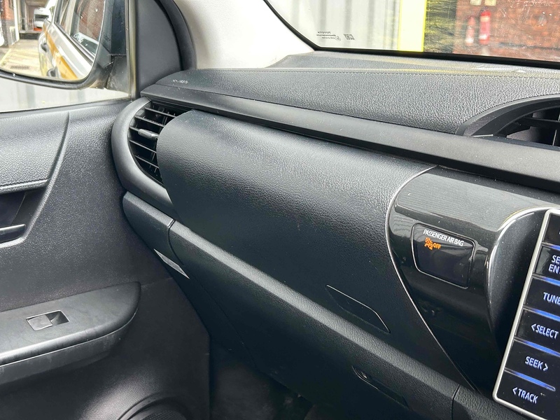 Toyota D-4D Active Pickup 2.4 Manual Diesel