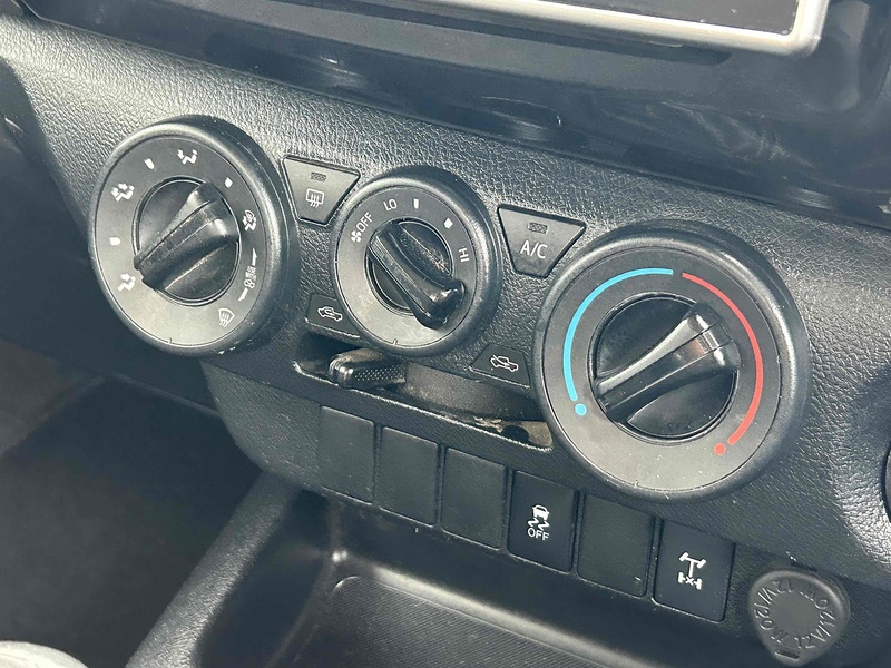 Toyota D-4D Active Pickup 2.4 Manual Diesel