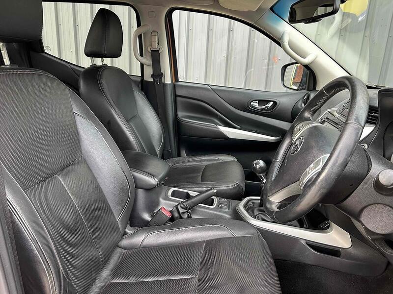Nissan dCi Tekna Pickup 2.3 Manual Diesel