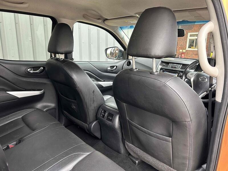 Nissan dCi Tekna Pickup 2.3 Manual Diesel