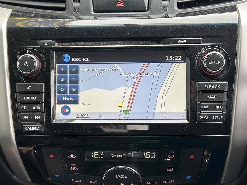 Nissan dCi Tekna Pickup 2.3 Manual Diesel