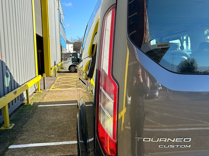 Ford 2.0 320 EcoBlue Titanium Minibus Double Cab 5dr Diesel Auto L2 Euro 6 (s/s) (130 ps)