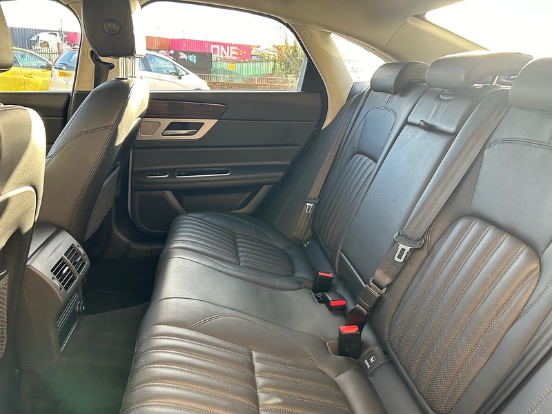 Jaguar 2.0d Portfolio Saloon 4dr Diesel Auto Euro 6 (s/s) (180 ps)