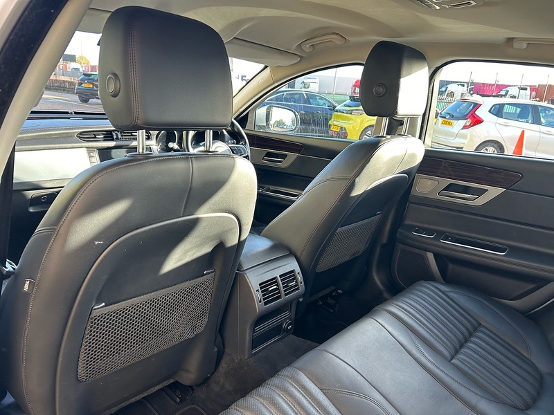 Jaguar 2.0d Portfolio Saloon 4dr Diesel Auto Euro 6 (s/s) (180 ps)