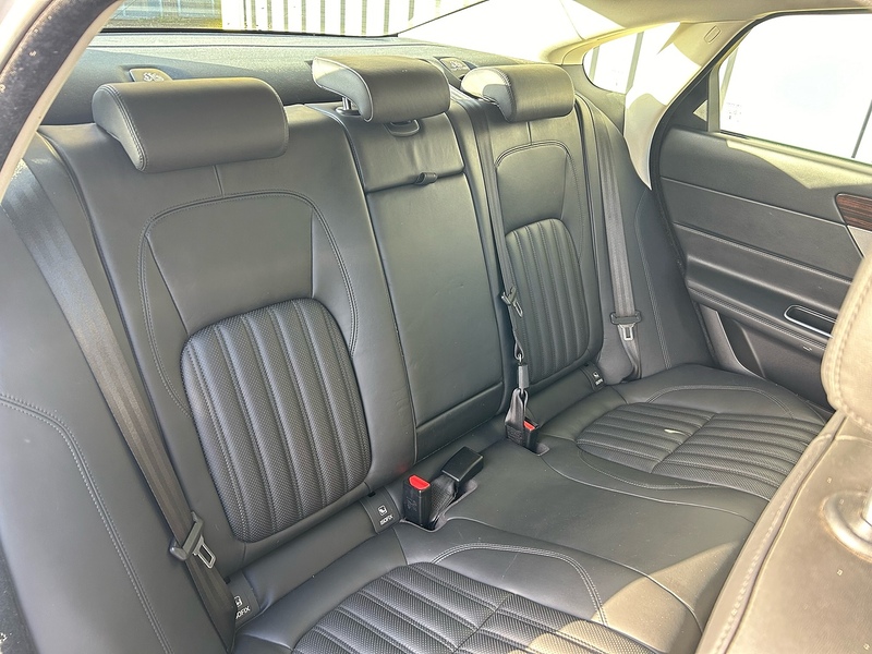 Jaguar 2.0d Portfolio Saloon 4dr Diesel Auto Euro 6 (s/s) (180 ps)