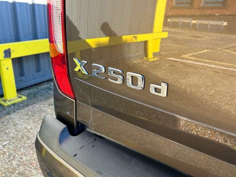 Mercedes-Benz 2.3 CDI Progressive Pickup Double Cab 4dr Diesel Auto 4MATIC Euro 6 (190 ps)