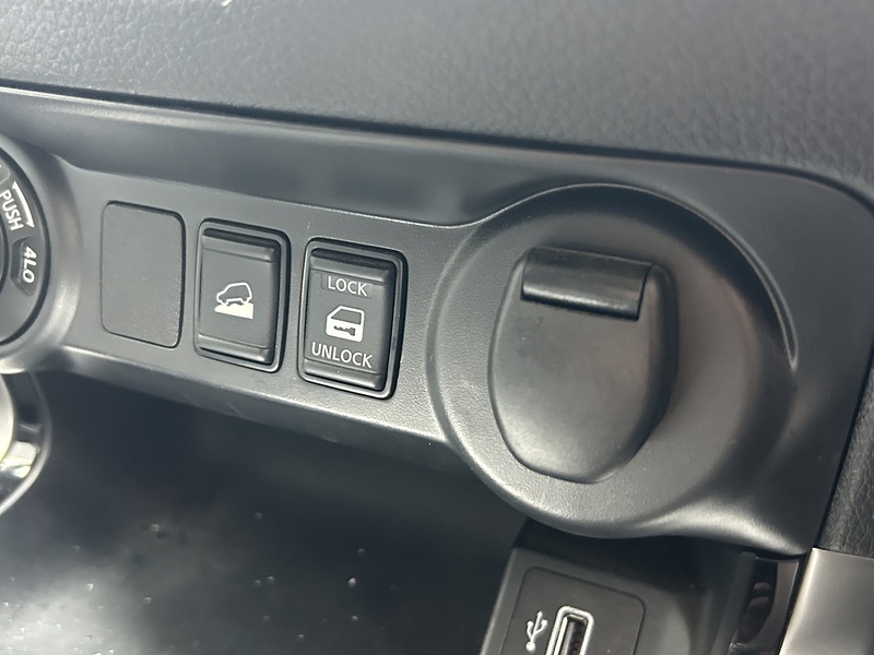 Nissan 2.3 dCi Tekna Pickup Double Cab 4dr Diesel Auto 4WD Euro 6 (190 ps)