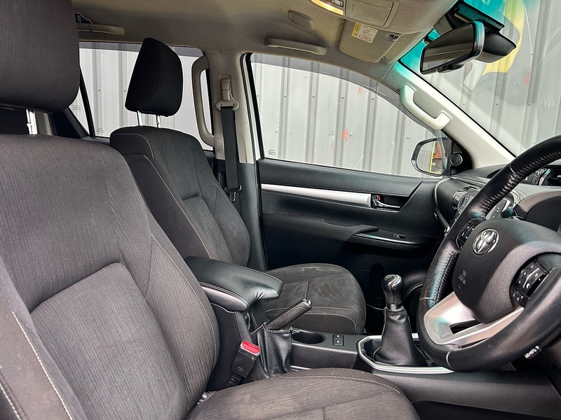 Toyota 2.4 D-4D Invincible Pickup Double Cab 4dr Diesel Manual 4WD Euro 6 (s/s) (150 ps)