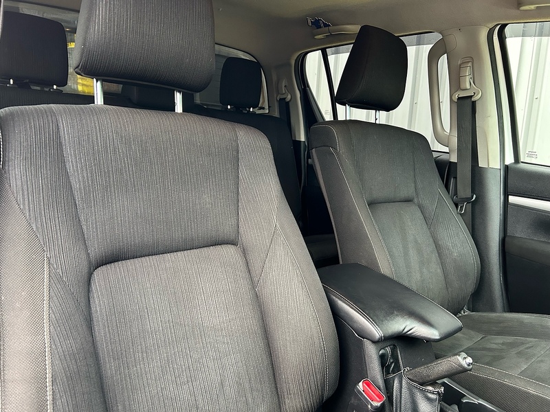 Toyota 2.4 D-4D Invincible Pickup Double Cab 4dr Diesel Manual 4WD Euro 6 (s/s) (150 ps)