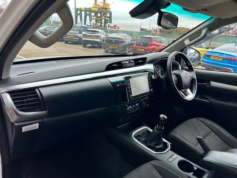 Toyota 2.4 D-4D Invincible Pickup Double Cab 4dr Diesel Manual 4WD Euro 6 (s/s) (150 ps)