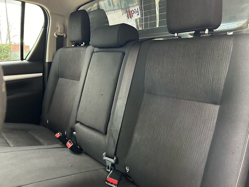 Toyota 2.4 D-4D Invincible Pickup Double Cab 4dr Diesel Manual 4WD Euro 6 (s/s) (150 ps)
