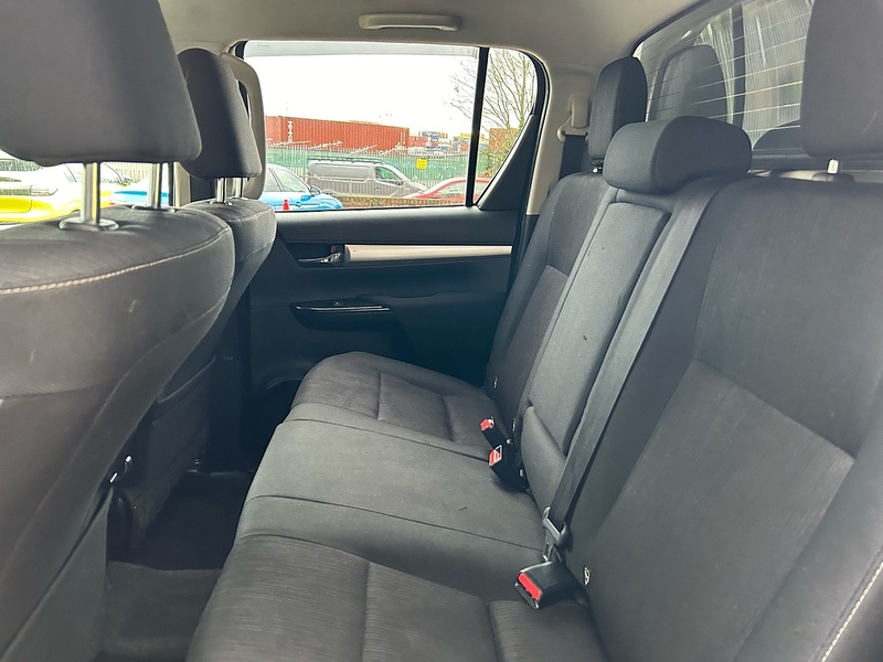 Toyota 2.4 D-4D Invincible Pickup Double Cab 4dr Diesel Manual 4WD Euro 6 (s/s) (150 ps)