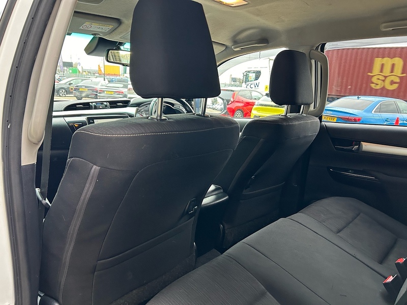 Toyota 2.4 D-4D Invincible Pickup Double Cab 4dr Diesel Manual 4WD Euro 6 (s/s) (150 ps)