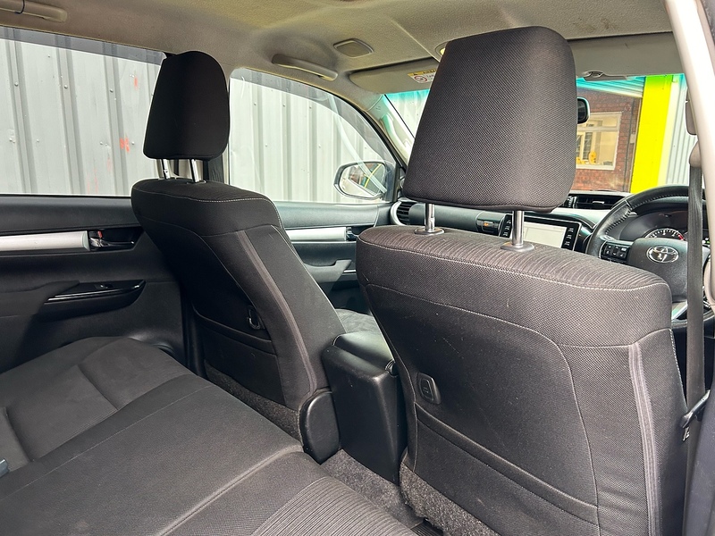 Toyota 2.4 D-4D Invincible Pickup Double Cab 4dr Diesel Manual 4WD Euro 6 (s/s) (150 ps)