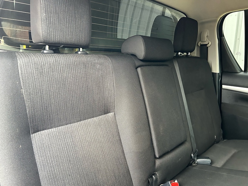 Toyota 2.4 D-4D Invincible Pickup Double Cab 4dr Diesel Manual 4WD Euro 6 (s/s) (150 ps)