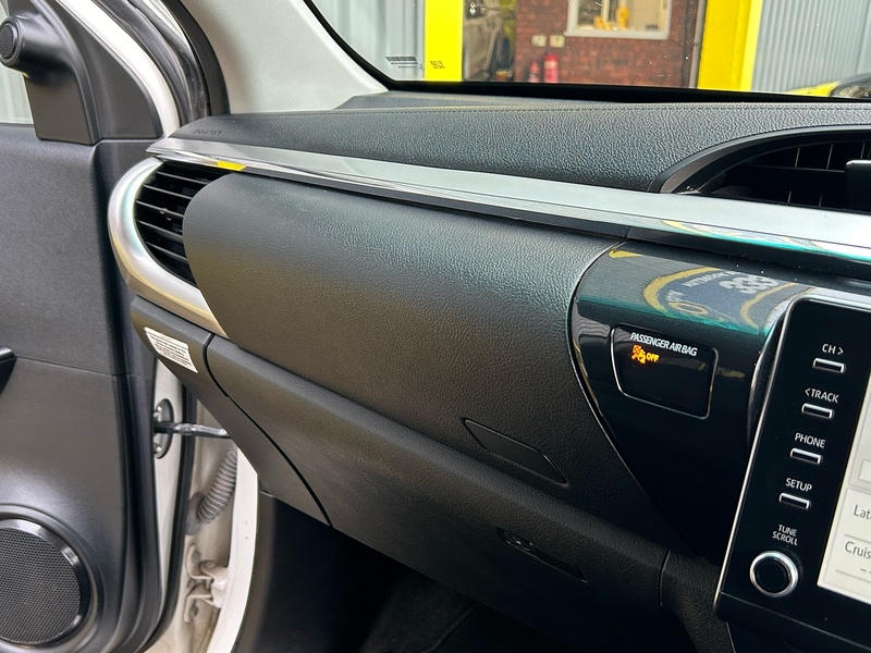 Toyota 2.4 D-4D Invincible Pickup Double Cab 4dr Diesel Manual 4WD Euro 6 (s/s) (150 ps)