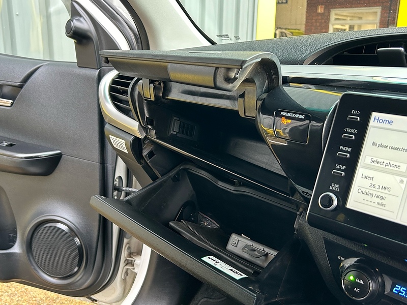 Toyota 2.4 D-4D Invincible Pickup Double Cab 4dr Diesel Manual 4WD Euro 6 (s/s) (150 ps)