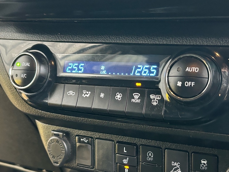 Toyota 2.4 D-4D Invincible Pickup Double Cab 4dr Diesel Manual 4WD Euro 6 (s/s) (150 ps)