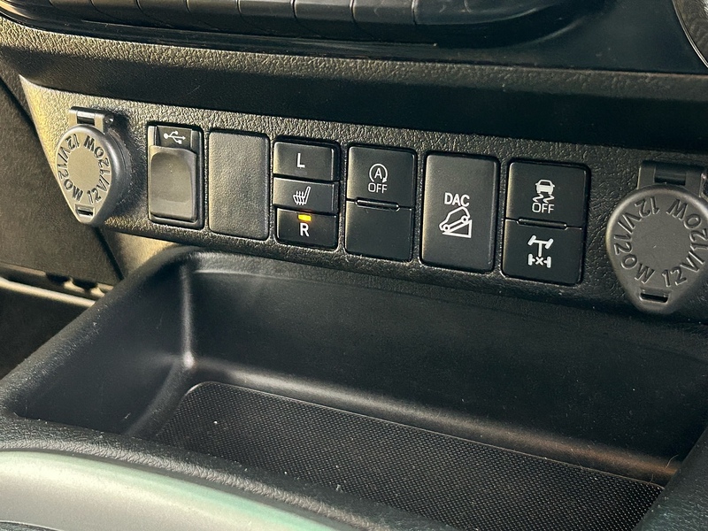 Toyota 2.4 D-4D Invincible Pickup Double Cab 4dr Diesel Manual 4WD Euro 6 (s/s) (150 ps)