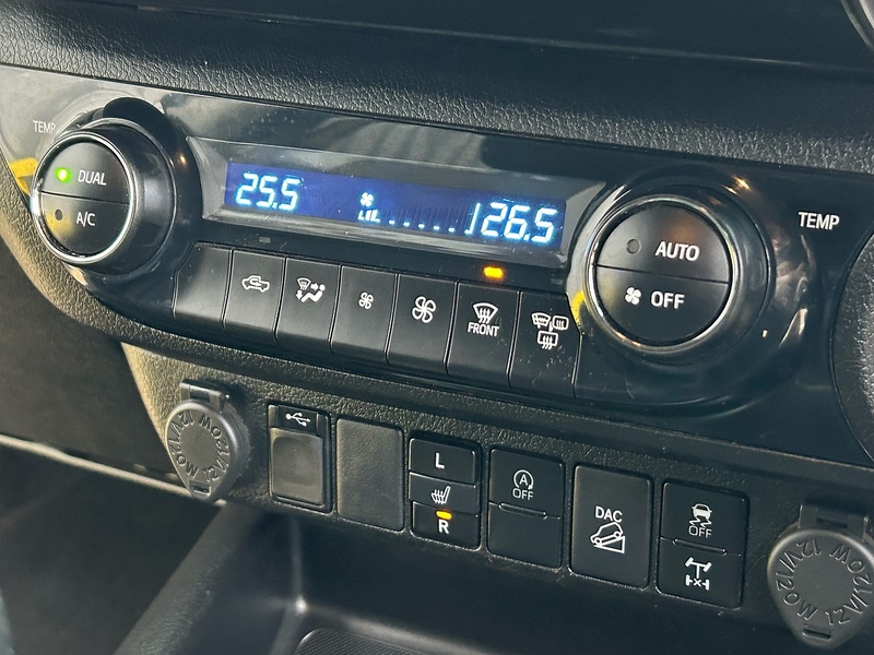 Toyota 2.4 D-4D Invincible Pickup Double Cab 4dr Diesel Manual 4WD Euro 6 (s/s) (150 ps)