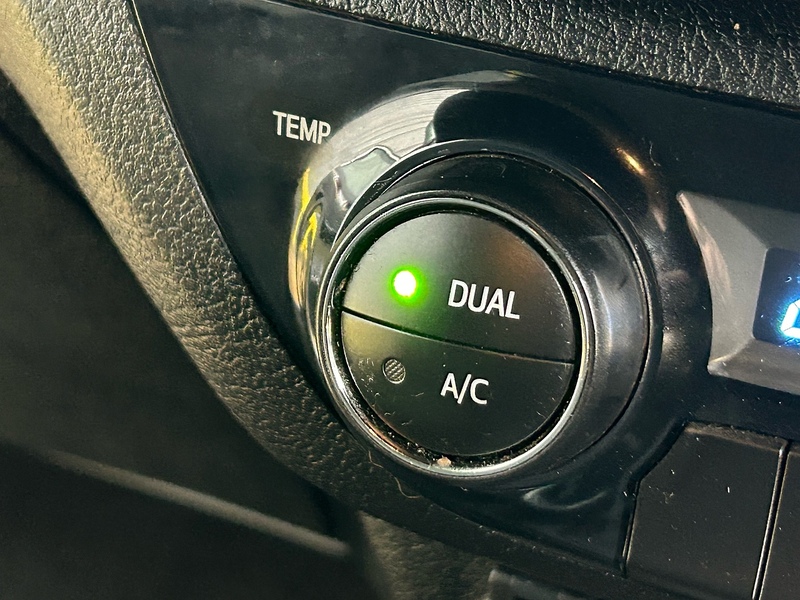 Toyota 2.4 D-4D Invincible Pickup Double Cab 4dr Diesel Manual 4WD Euro 6 (s/s) (150 ps)