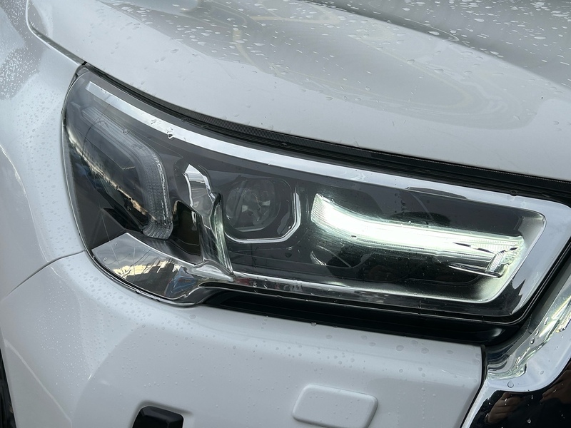 Toyota 2.4 D-4D Invincible Pickup Double Cab 4dr Diesel Manual 4WD Euro 6 (s/s) (150 ps)